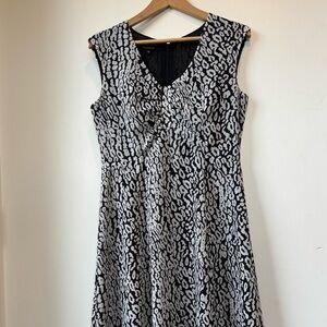 Jones Wear Black and White Sleeveless V-Neck Maxi Dress